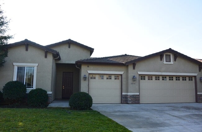 Building Photo - Large home in SE location. Walnut and McA...
