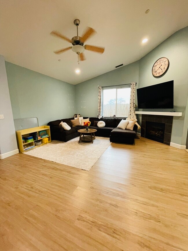 Photo - 2554 Valhalla Pl