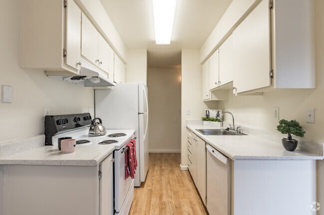 2BR, 1BA - 895SF - Kitchen - Barcelona