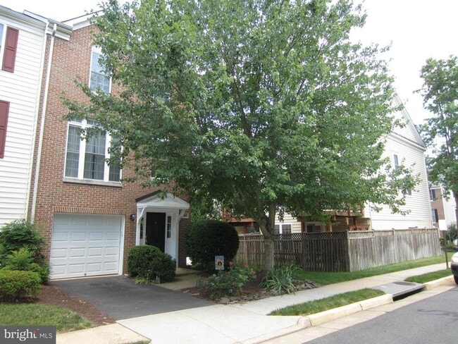 Building Photo - 11640 Fairfax Center Woods Tr Rental