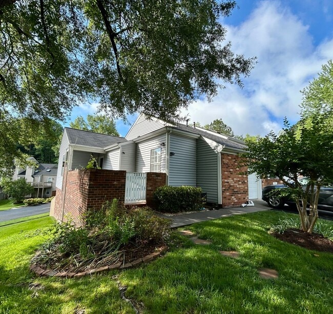 Spacious End-Unit Townhome in Sought-After... - Spacious End-Unit Townhome in Sought-After...