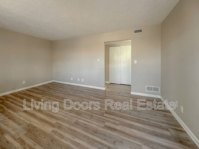 Photo - 4717 Gladstone St