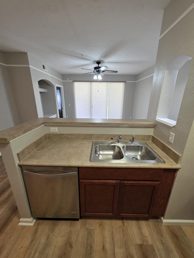 Building Photo - 2801 Chancellorsville Dr Unit 314