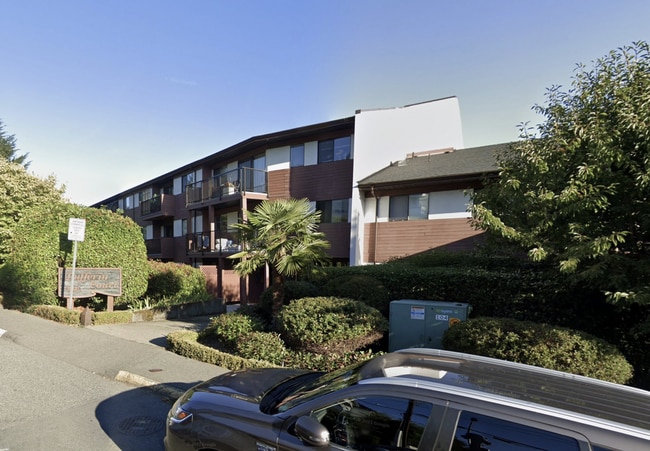 Building Photo - 1600 Dufferin Crescent