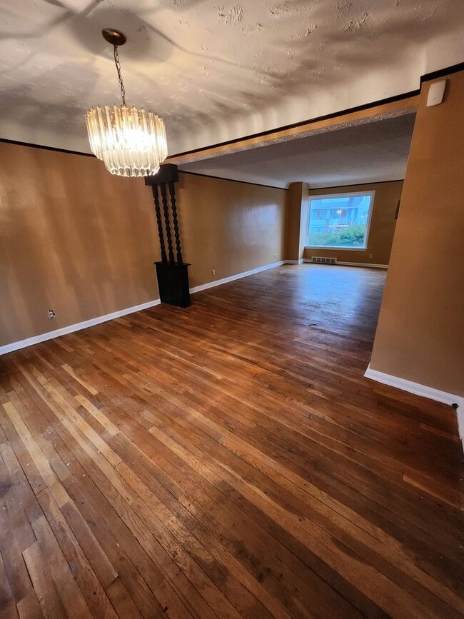 Photo - 2005 Hilton Rd