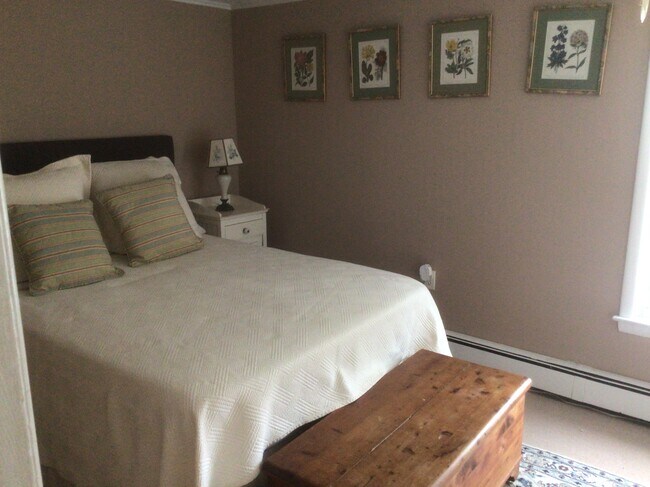 Guest bedroom - 44 Fordham Rd Unit Upstairs