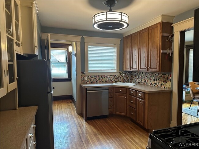 Building Photo - 365 W Utica St