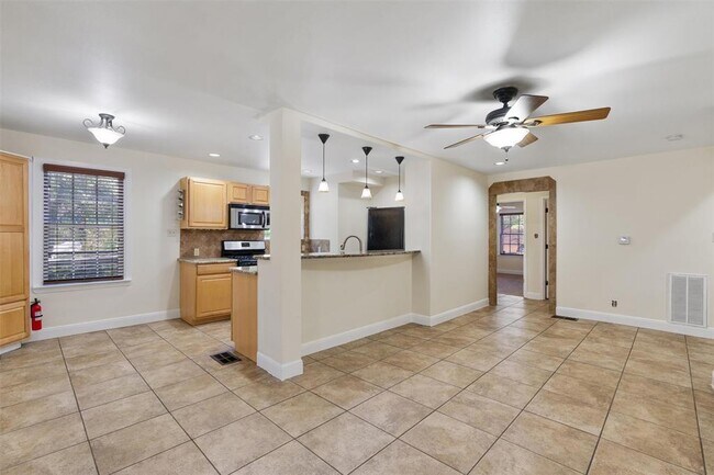 Photo - 914 E 32nd St Unit 102