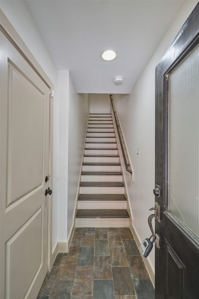 Building Photo - 2422 Navigation Blvd Unit E