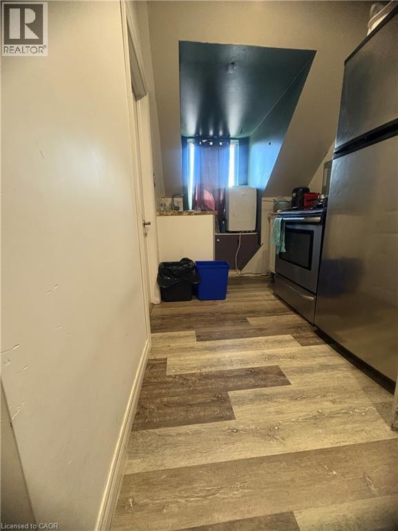 Photo - 285 Hess St S