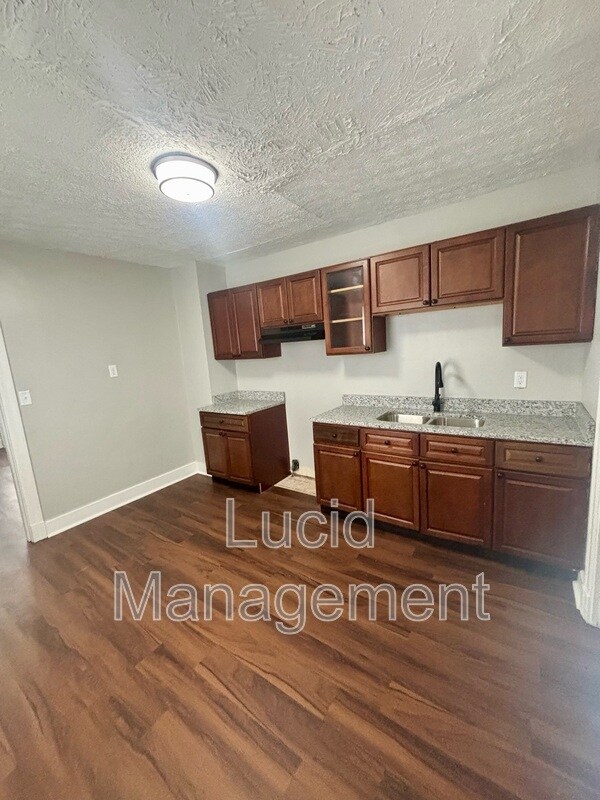 Photo - 1547 Longfield Ave