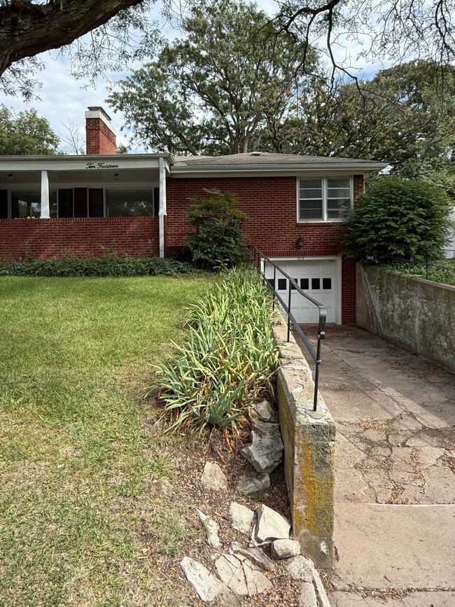 Building Photo - 1014 N Yale Ave