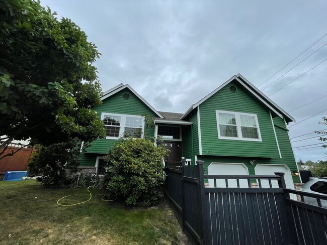 Building Photo - Spacious Corner-Lot Home 4 bed 3 bath – Gr...