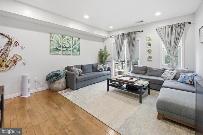 Photo - 2568 Collins St