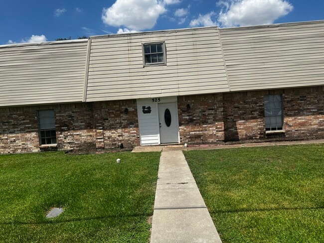 Building Photo - 525 Spring Dr Unit 2