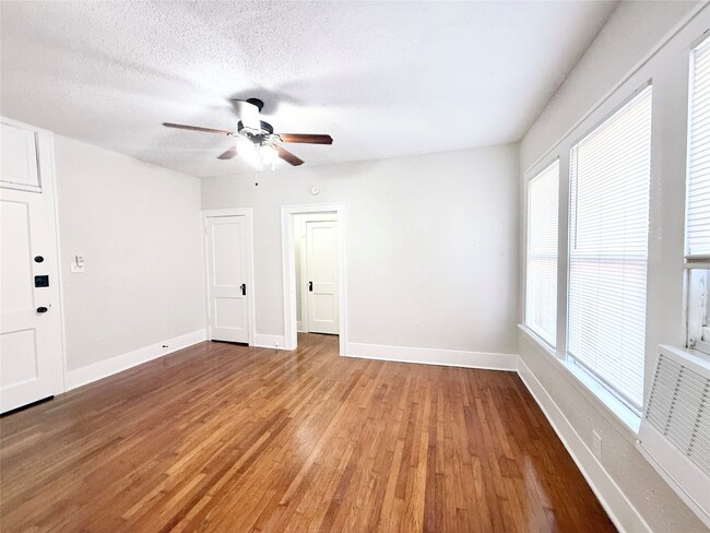Photo - 1126 Berthea St Unit 6