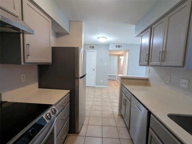 Building Photo - 13480 S Thorntree Dr Unit 1003