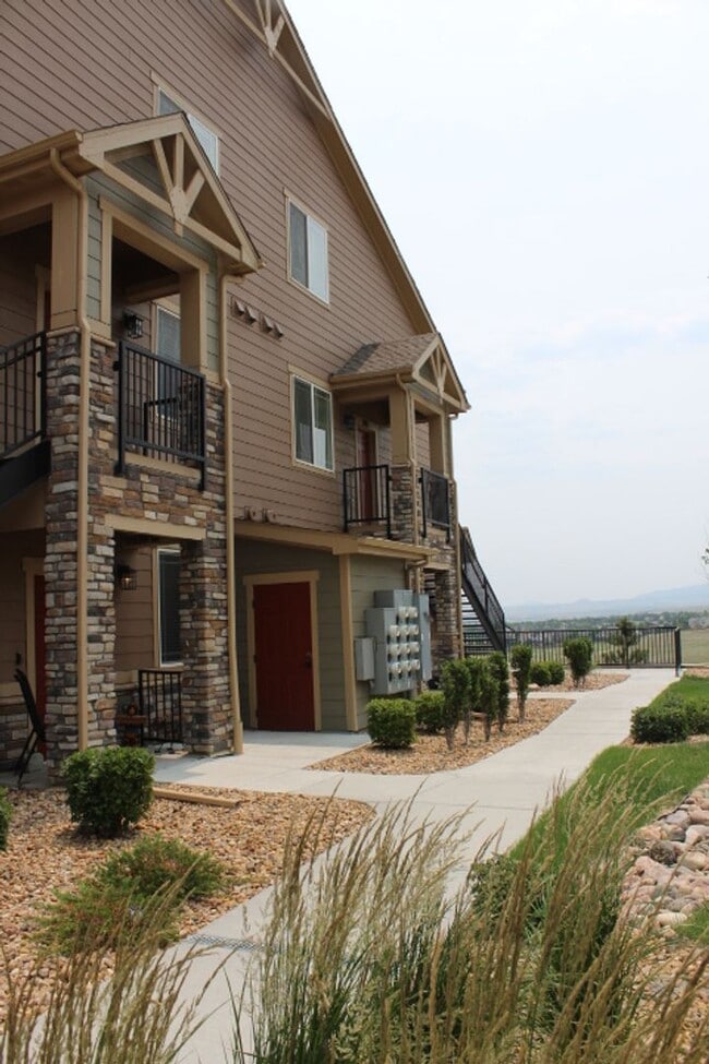 Building Photo - Chatfield Bluffs Condo w/ 3 BR/3 BA!! Unit 205