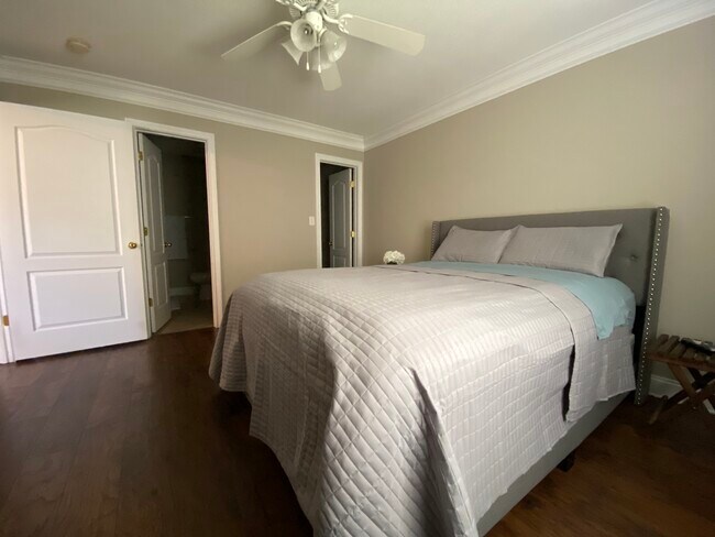 Dormitorio principal con baño completo privado y cama tamaño queen. - 3715 Willow Falls Way Unidad condo