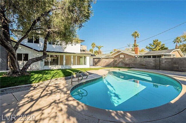 Photo - Amazing pool home is great location!!