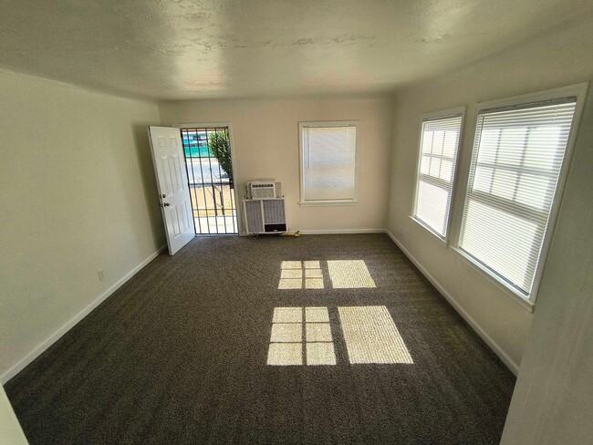Building Photo - Cute Home in Oildale with Move In Special!