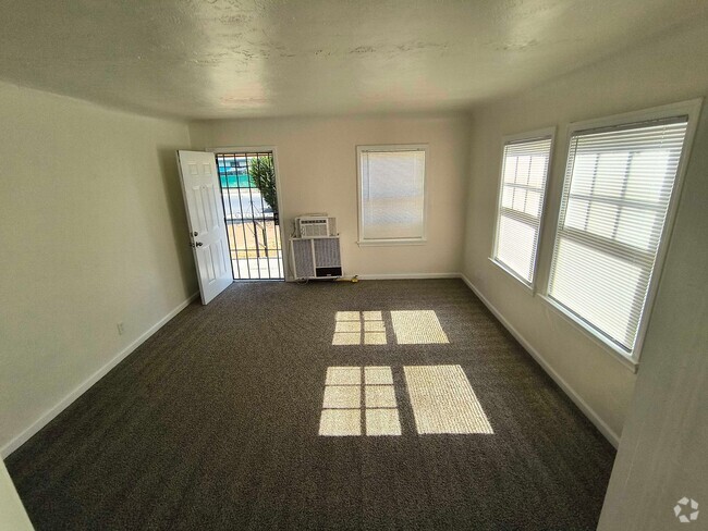 Building Photo - Coming Soon-Cute Home in Oildale!