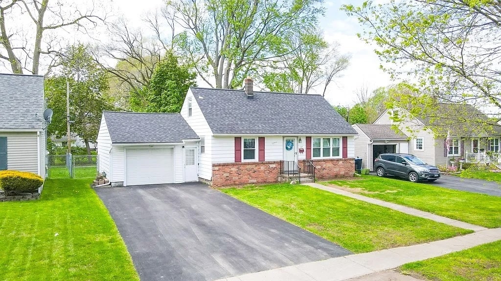 Photo - 127 Newton Rd