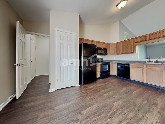 Photo - 1028 W Muskegon Dr