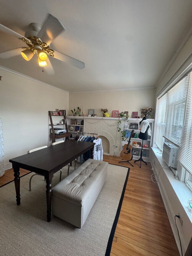 Building Photo - Lovely and Very Large Ravenswood Manor 1 BR Unit 4505-3 Rental