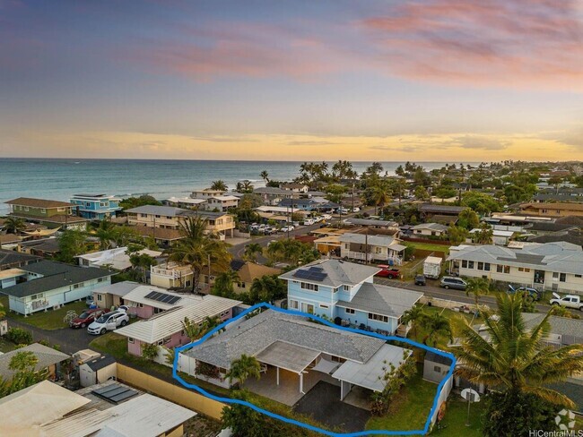 Building Photo - Charming 3-Bedroom Beachside with Spacious... Rental