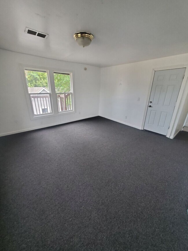 Photo - 1027 Albert St Unit 2