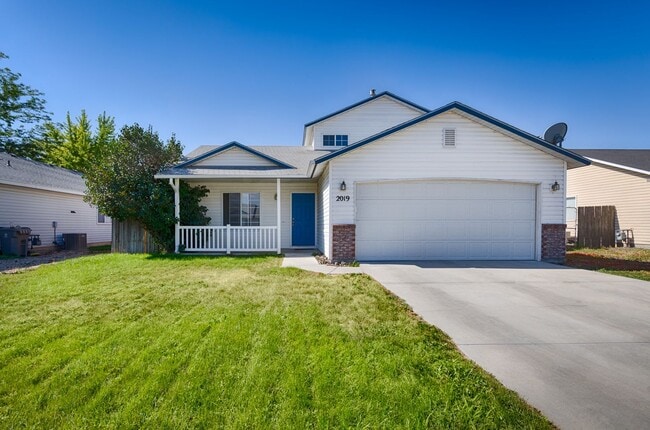 Building Photo - Close to Lake Lowell!