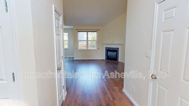 Photo - 111 Woodcreek Cir