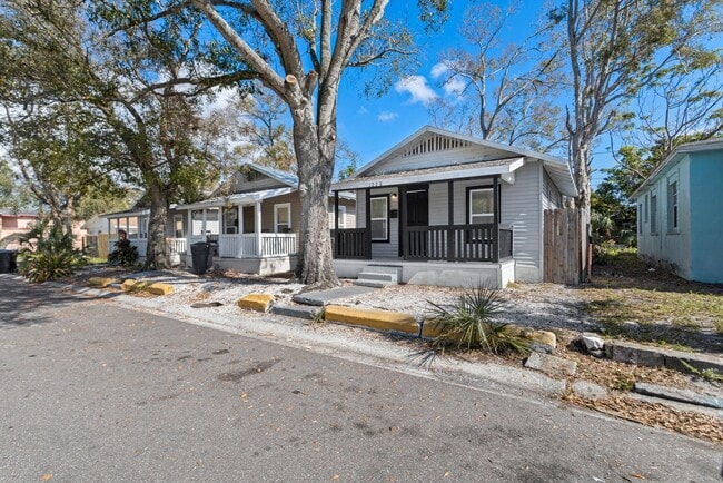 Building Photo - Cute 2bdrm/1bath house with large fenced y...