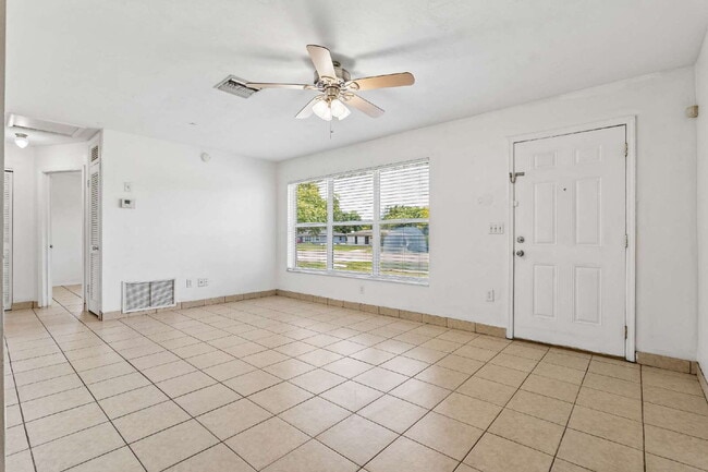 Charming 2-Bed Oasis on Providence Blvd – Cozy Living in Deltona!