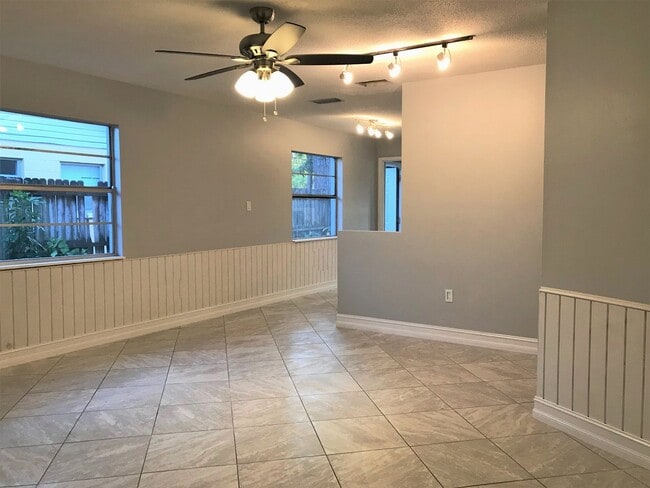 Building Photo - Holiday Heights Unit B