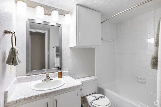 1BR, 1BA Upgrade - 720SF - Bathroom
