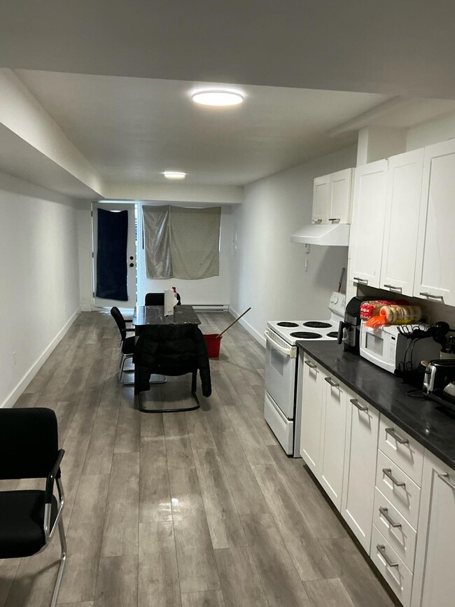 Building Photo - 9163 Bd Saint-Michel Unit 9163A