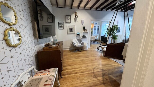 Photo - 541 W Addison St