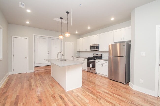 Building Photo - Large Point Breeze Home