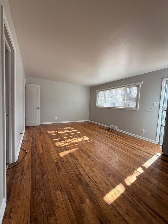 Building Photo - 2 Bed Apartment right next to Patty Jewett Golf Course