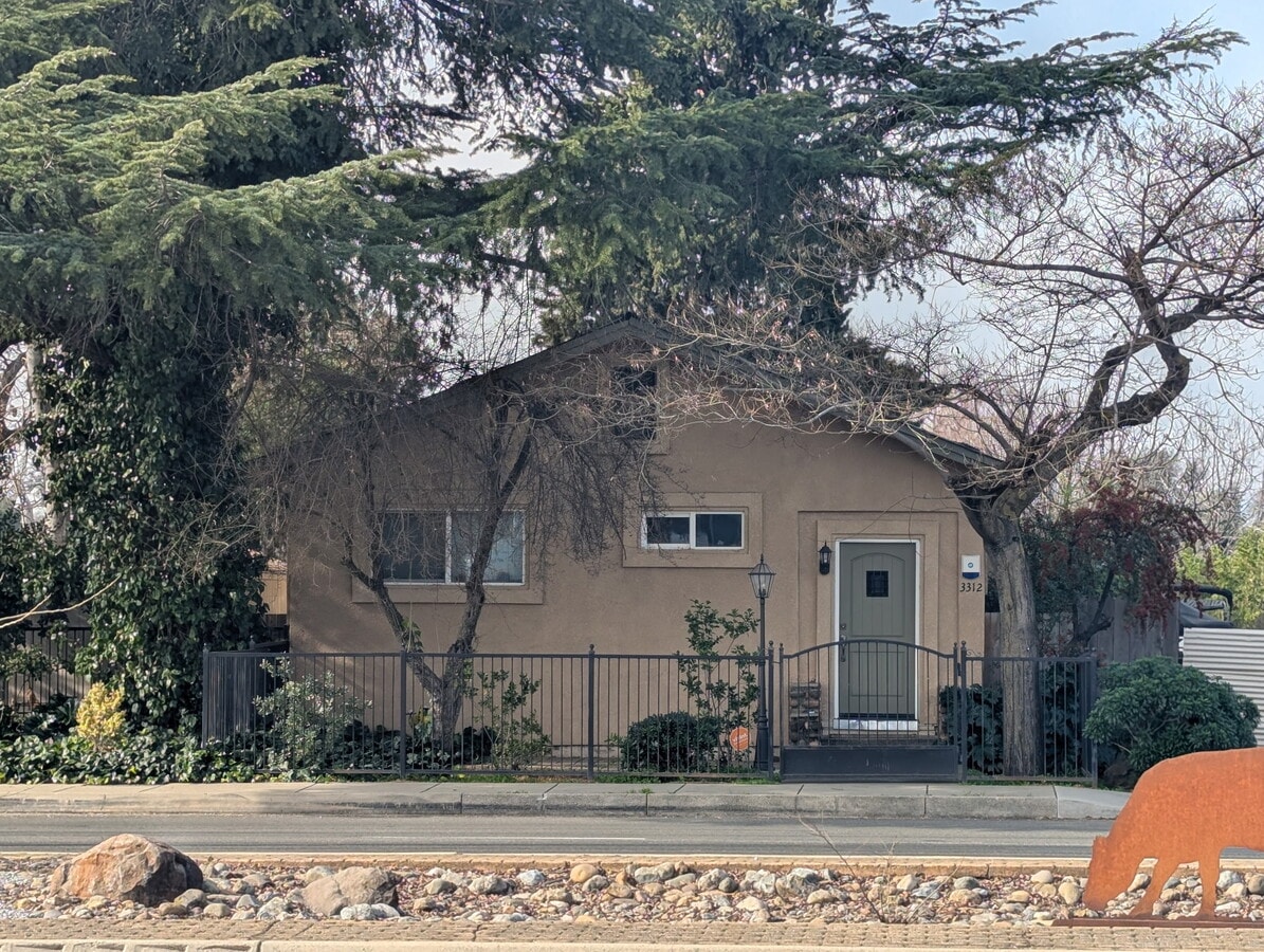Frente - 3312 Main St
