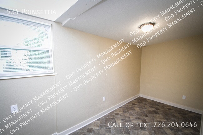 Photo - 934 Poinsettia-