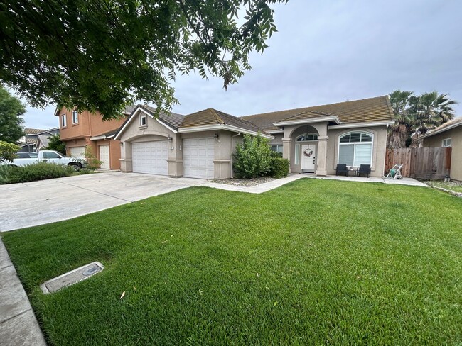 Building Photo - 2464 Oak Crest Dr