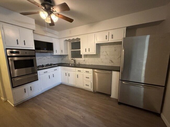 Photo - 10 E 10th St