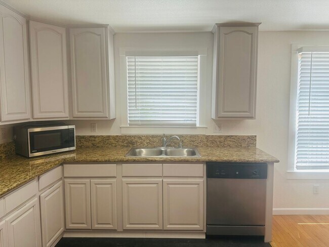 Photo - Spacious 1 Bedroom in Downtown Sacramento Where Convivence Is KEY! CALL Today To Schedule a Showing!