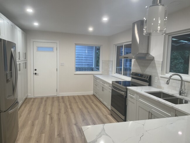 Photo - 12230-12188 188 St