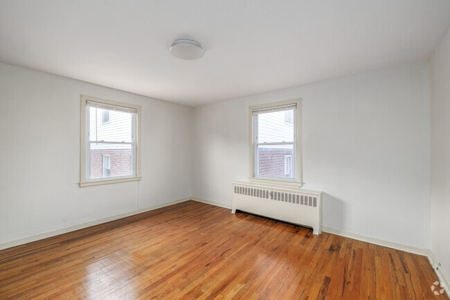 2BR, 1BA - 780SF - Primary Bedroom