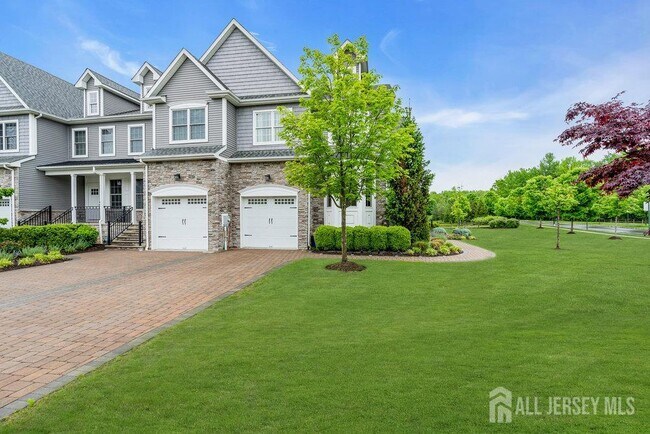 Photo - 47 McCormick Ave N