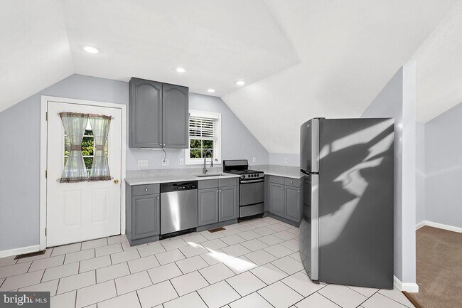 Photo - 587 A St